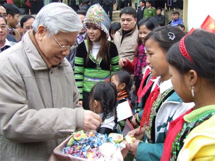 Tổng Bí thư Nguyễn Phú Trọng thăm và chia quà cho các cháu học sinh Trường Tiểu học bán trú Trạm Tấu (Yên Bái).