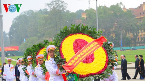 Lãnh đạo Đảng, Nhà nước và Mặt trận Tổ quốc Việt Nam vào Lăng viếng Chủ tịch Hồ Chí Minh