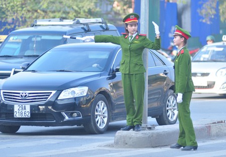 Những nữ sinh HV Cảnh sát tham gia hỗ trợ điều tiết giao thông trên tuyến đường Khuất Duy Tiến.