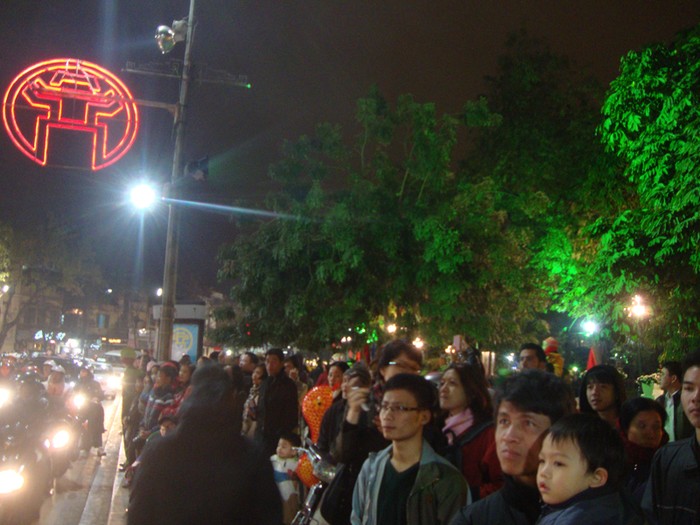 Chỉ hơn 3 h đồng hồ nữa thôi, pháo hoa sẽ nở trên bầu trời Hà Nội, cùng người dân Việt Nam đón chào năm mới 2013.