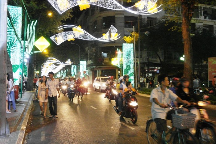 Người dân đổ xô ra trung tâm thành phố xem bắn pháo hoa (ảnh chụp trên đường Đồng Khởi, Quận 1).