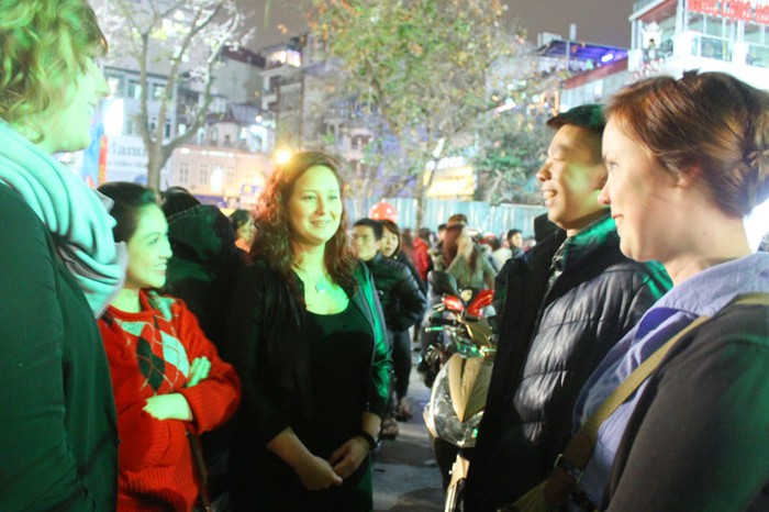 Du khách nước ngoài đang trò chuyện với người dân Thủ đô về Tết