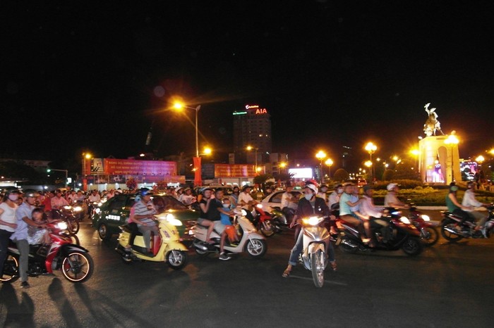 Khu vực quảng trường Quách Thị Trang, Quận 1. Dòng người đang tập trung về mỗi lúc một đông.