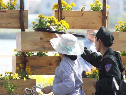 Cảnh sát cơ động ngăn một trường hợp bứt hoa