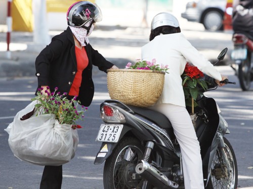 Khệ nệ đưa hoa lên xe máy