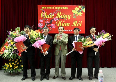 Ông Tô Huy Rứa trao quyết định cho 4 đồng chí Phó Trưởng Ban Kinh tế Trung ương.