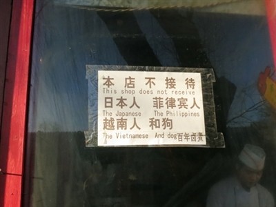 Tấm biển kỳ thị nói “Không phục vụ người Nhật, Philippines, Việt Nam và chó”. Ảnh: do bà Rose Tang cung cấp cho Tuổi Trẻ