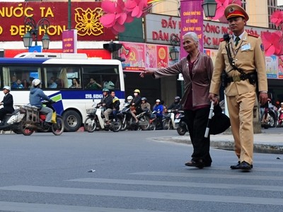 CSGT Hà Nội giúp đỡ người già sang đường. Ảnh: Hoàng Anh.