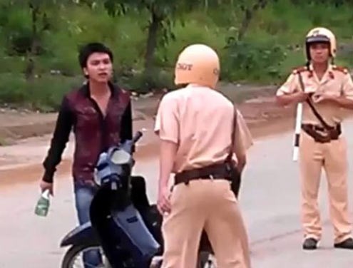 Do thóa mạ, thách thức và cầm chai bia vỡ lên dọa đánh hai cảnh sát giao thông, Hoàng Minh Phong (18 tuổi) bị cảnh sát Lạng Sơn khởi tố để điều tra về hành vi chống người thi hành công vụ.