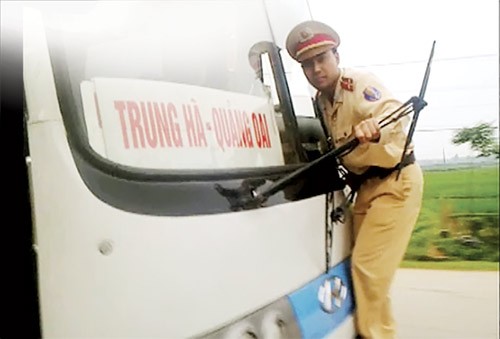 Trung úy Nguyễn Mạnh Phan phải đu vào cần gạt nước khi chiếc xe khách bỏ chạy