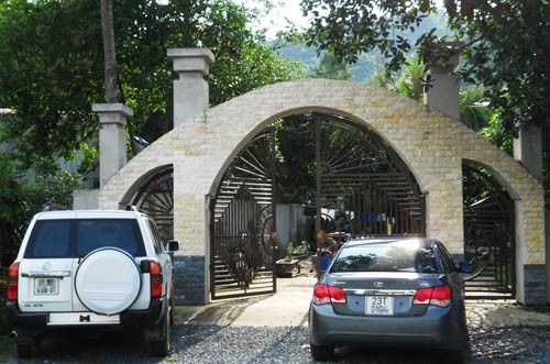 Cách Hà Giang 8 km, trên địa bàn xã Đạo Đức (huyện Vị Xuyên), cánh cổng cầu kỳ và lạ mắt này là nơi dẫn vào khu trang trại của gia đình ông Tô