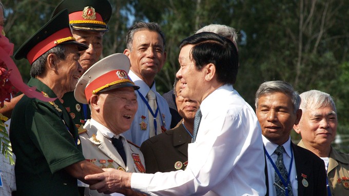 Chủ tịch nước Trương Tấn Sang vui mừng gặp lại những đồng đội cũ - Ảnh: Khoa Nam