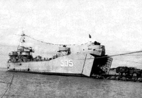 Tàu HQ505 đã lao lên bãi ngầm ở đảo Cô Lin cắm cờ khẳng định chủ quyền Tổ quốc vào ngày 14.3.1988 - Ảnh: tư liệu