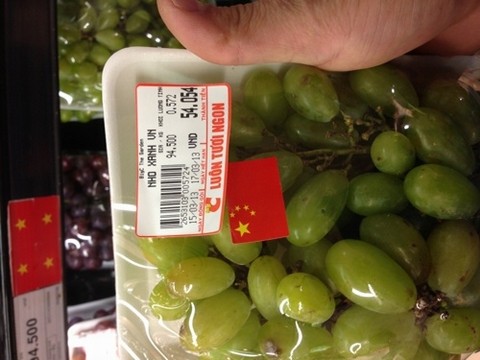 Một hộp nho bên ngoài có dán nhãn made in Vietnam, nhưng bên trong lại có dán cờ Trung Quốc bị phát hiện tại siêu thị BigC the Garden (Mỹ Đình, Hà Nội)