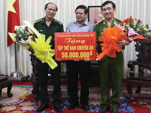 Ông Nguyễn Đức Cường, Chủ tịch UBND tỉnh Quảng Trị trao thưởng cho ban chuyên án - Ảnh: Nguyễn Phúc