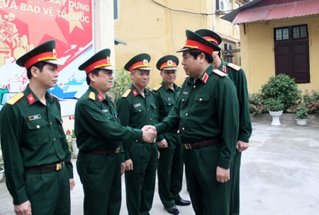 Lãnh đạo, chỉ huy Cục CNTT đón Bộ trưởng Phùng Quang Thanh tới kiểm tra và làm việc.