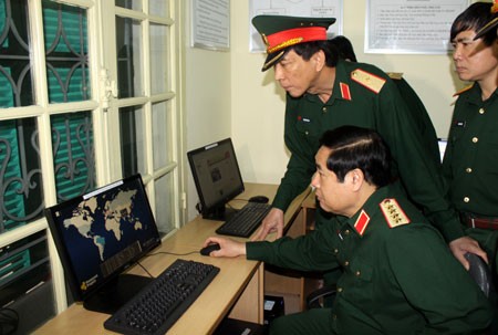 Đại tướng Phùng Quang Thanh kiểm tra khu vực làm việc của Cục CNTT.