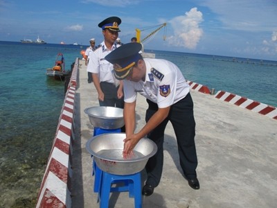 Mỗi khi có khách đến, đảo bao giờ cũng để hai chậu nước ngọt tại cầu cảng để khách rửa mặt, tay thể hiện lòng hiếu khách.