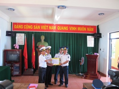 Thượng tá Trần Quang Tuấn, Phó tham mưu trưởng tác chiến Vùng Cảnh sát biển 2, Cục Cảnh sát biển Việt Nam tặng quà cho cán bộ chiến sĩ trên đảo Sinh Tồn Đông.