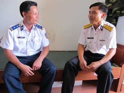 Trung tá Phan Duy Cường đã rất bất ngờ sau 7 năm gặp lại đồng đội cũ, trung úy Dương Văn Đắc, Chính trị viên của tàu Trường Sa 20, trực chốt tại đảo Sinh Tồn Đông. Trước đó, trung tá Cường là thuyền trưởng tàu 2008 của Vùng Cảnh sát biển 1, còn Đắc là cấp dưới.