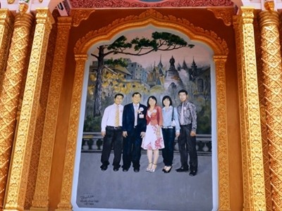 Hình ảnh gia đình ông Trầm Bê thượng ngay chánh điện chùa Phnô-đung. Ảnh: Sơn Lâm.