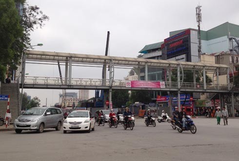 Cầu vượt đường Nguyễn Chí Thanh sẽ phải phá dỡ để xây cầu vượt qua nút Daewoo. Ảnh: ĐL