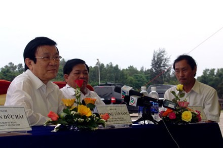 Chủ tịch Nước Trương Tấn Sang lắng nghe nguyện vọng của bà con ngư dân Quảng Nam. Ảnh: Trung Hiếu