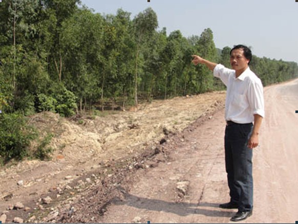 Anh Trần Xuân Nam chỉ vào khu rừng Nhà nước giao cho hộ gia đình ông Trần Xuân Lập (bố anh Nam) trong sổ Lâm bạ số 02, ngày 10/1/1993.
