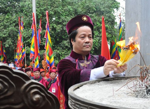 Chủ lễ Hoàng Dân Mạc, Bí thư tỉnh ủy, Chủ tịch UBND tỉnh Phú Thọ hóa bài Chúc văn.