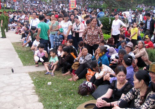 Sáng sớm, rất đông du khách đã ngồi trên bãi cỏ theo dõi đoàn rước. Bà Lê Thị Hoa (Nam Định) cho biết, năm nay mấy người trong xóm tổ chức đi cùng, trước là thắp hương tưởng nhớ các vua Hùng, sau là cầu bình an cho gia đình.
