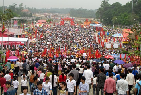 Qua giờ khai mạc, hàng nghìn người cùng đổ về khu trung tâm đền Hùng...
