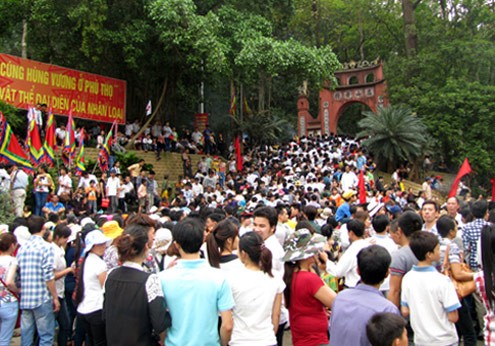 Qua giờ khai mạc, hàng nghìn người cùng đổ về khu trung tâm đền Hùng...