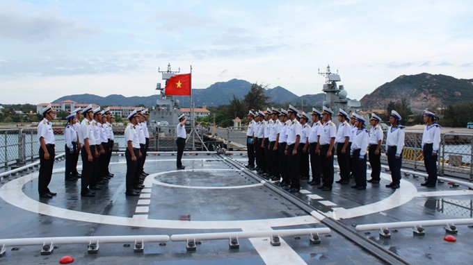 Lễ chào cờ trên chiến hạm Đinh Tiên Hoàng - Ảnh: TTO