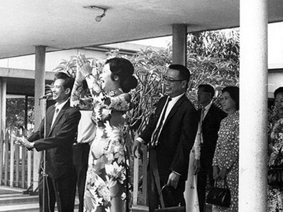 Bà Nguyễn Thị Mai Anh - phu nhân tổng thống Thiệu tại Bệnh viện Vì Dân.