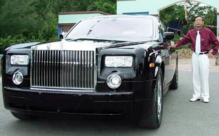 Cùng đình đám với Rolls Royce, nhưng chiếc xe của lão đại gia Lê Ân chưa được đánh giá cao vì không có những dấu hiệu đặc trưng của một chiếc xe được đặt chính hãng.