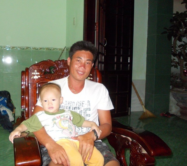 Ngư dân Trần Hiền cùng bé Tấn Lộc con của anh mới sinh ra khi đợt anh bị Trung quốc giam giữ năm 2012.