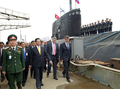 Thủy thủ đoàn trên tàu ngầm Hà Nội đón Thủ tướng Nguyễn Tấn Dũng lên thăm. Ảnh: VGP/Nhật Bắc