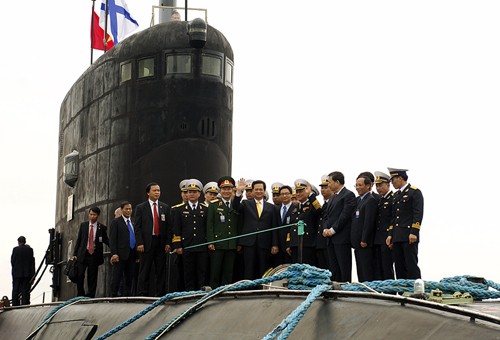 Thủ tướng Nguyễn Tấn Dũng trên boong tàu ngầm Hà Nội. Ảnh: VGP/Nhật Bắc