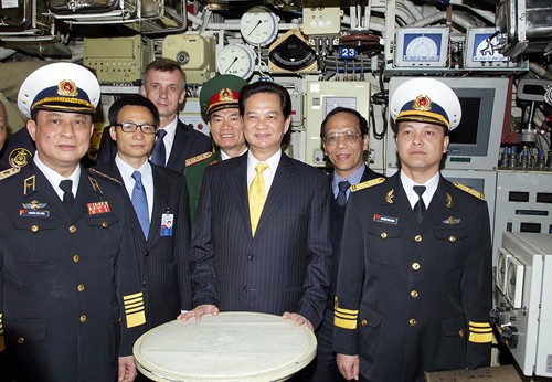 Thủ tướng Nguyễn Tấn Dũng trong buồng chỉ huy tàu ngầm Hà Nội. Ảnh: VGP/Nhật Bắc
