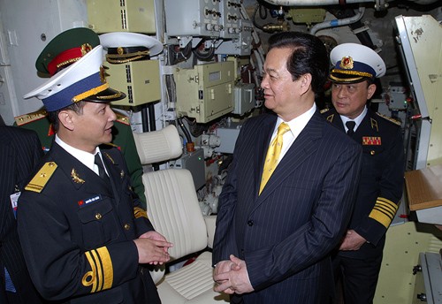 Thủ tướng trò chuyện, căn dặn thuyền trưởng tàu ngầm Hà Nội. Ảnh: VGP/Nhật Bắc
