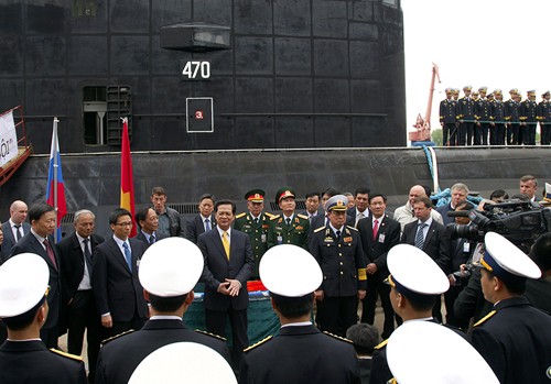 Thủ tướng Nguyễn Tấn Dũng nói chuyện với các sỹ quan, học viên tàu ngầm đang học tập tại LB Nga. Ảnh: VGP/Nhật BẮc
