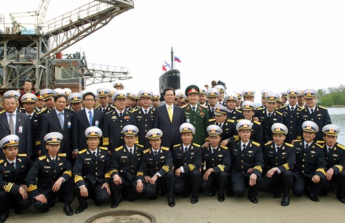 Thủ tướng chụp ảnh lưu niệm với sỹ quan, học viên tàu ngầm đang học tập tại LB Nga. Ảnh: VGP/Nhật Bắc.