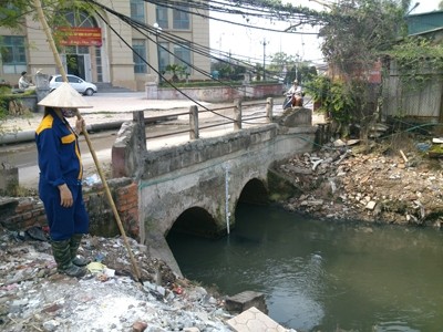 Đầu ra của nước thải sinh hoạt toàn bộ cư dân khu đô thị Mỹ Đình - Mễ Trì (Từ Liêm, Hà Nội) chảy thẳng ra kênh Đồng Quang gây ô nhiễm nặng nề.