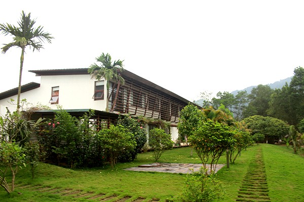 Khuôn viên nhà ca sĩ Mỹ Linh được cho là xây dựng trên đất rừng phòng hộ.