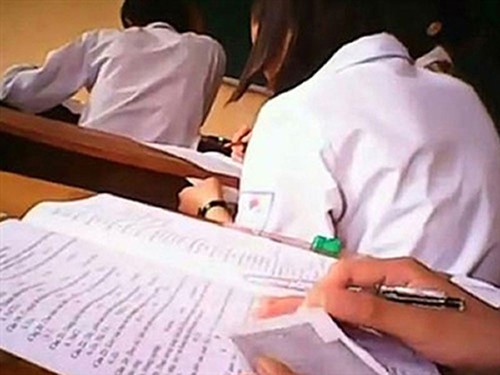 Thí sinh thoải mái chép bài của nhau tại Hội đồng Thi Trường THPT Đồi Ngô (Bắc Giang) trong kỳ thi tốt nghiệp THPT 2012. Ảnh: LAN ANH