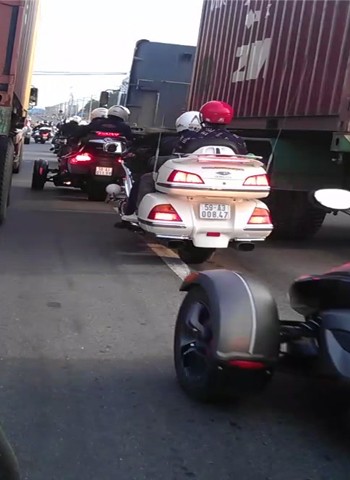 Đoàn siêu môtô chạy vào làn ôtô, luồn lách giữa những chiếc xe container.