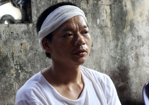 Anh Nguyễn Văn Thức như người mất hồn từ hôm xảy ra tai họa với gia đình. Anh phải nhờ tới em trai để tiếp khách mỗi khi có người tới hỏi thăm.