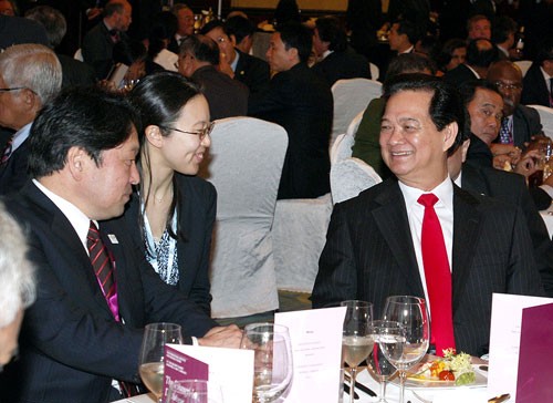 Thủ tướng Nguyễn Tấn Dũng trao đổi với Bộ trưởng Quốc phòng Nhật Bản Itsunori Onodera