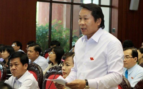 Ông Thân Đức Nam sinh năm 1958 tại huyện Điện Bàn, tỉnh Quảng Nam. Ông có bằng thạc sĩ quản trị kinh doanh.