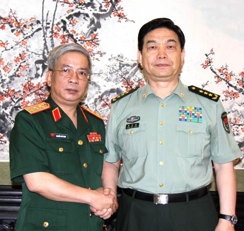 Thứ trưởng Bộ Quốc phòng Việt Nam Nguyễn Chí Vịnh với Bộ trưởng Quốc phòng Trung Quốc Thường Vạn Toàn. Ảnh: Hải Yến - Phóng viên TTXVN